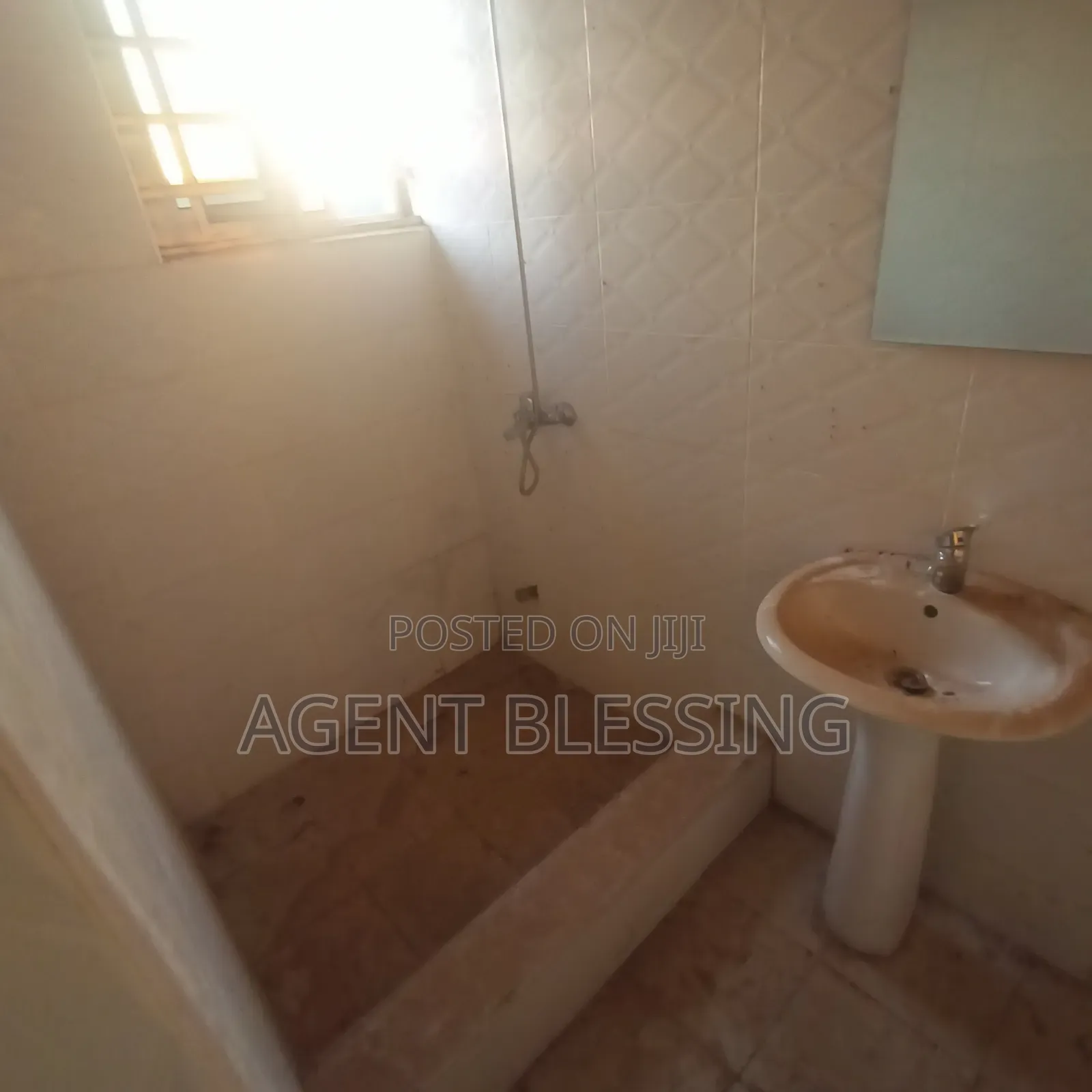 3bdrm House in Community 25, Tema Metropolitan for rent