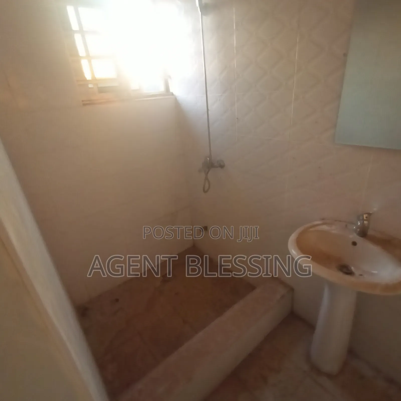 3bdrm House in Community 25, Tema Metropolitan for rent