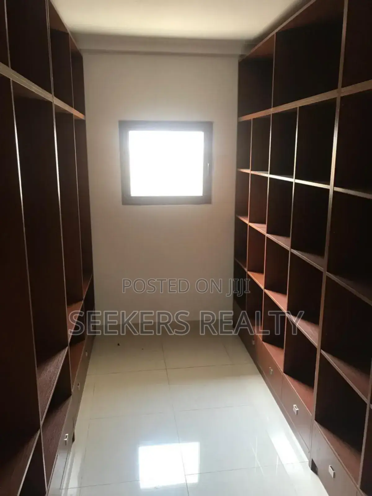 5bdrm Townhouse / Terrace in Seekers Realty, Cantonments for rent