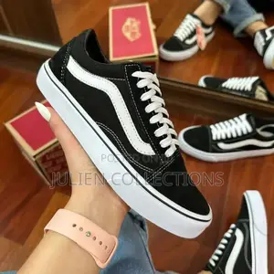 Quality Old Skuul Vans Black and White