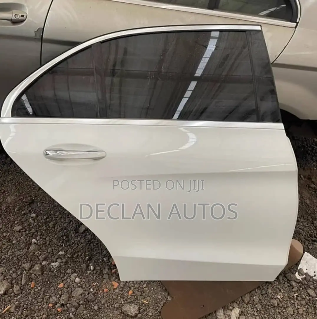 Mercedes Benz C300 2024 Door