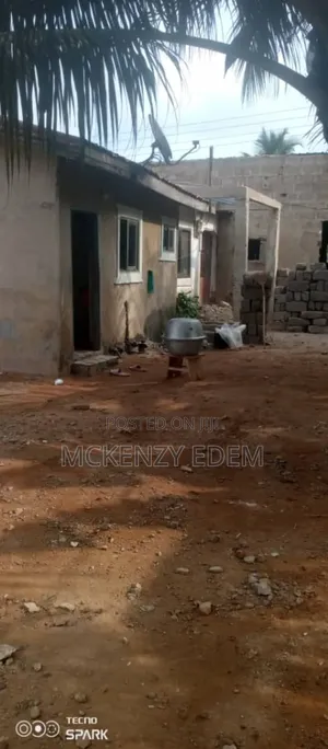 8bdrm House in Pokuase for sale
