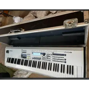 Yamaha Mo8 Keyboard