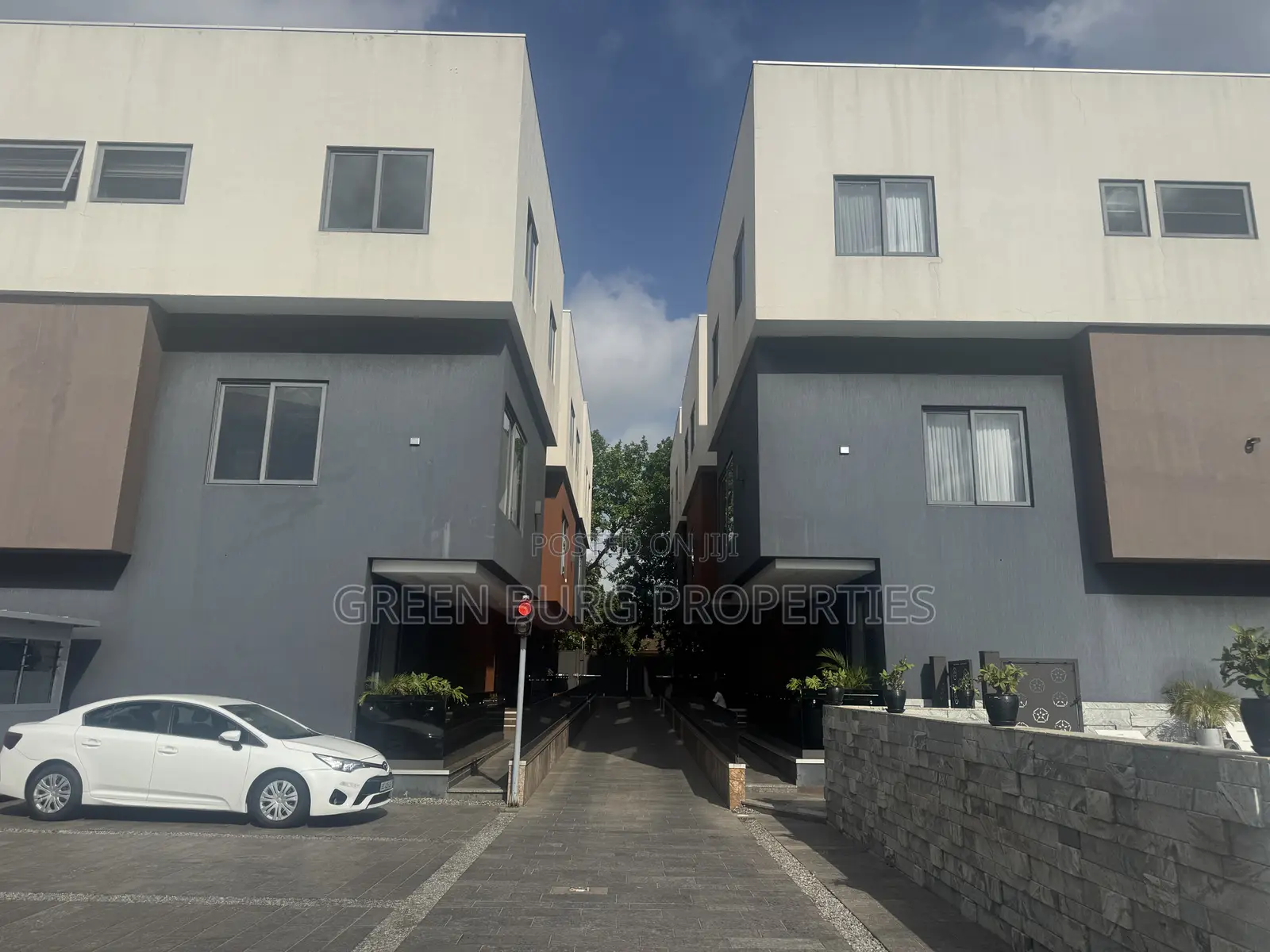 Furnished 5bdrm Townhouse / Terrace in Green, East Legon for rent