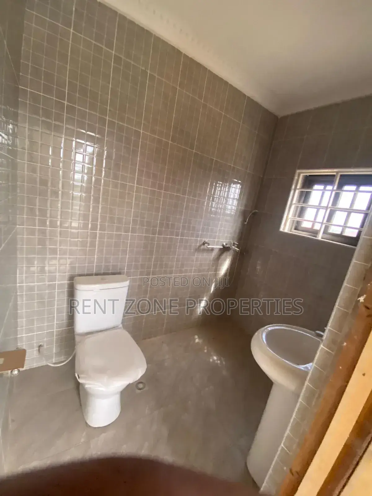 5bdrm Maisonette in Amasaman for sale