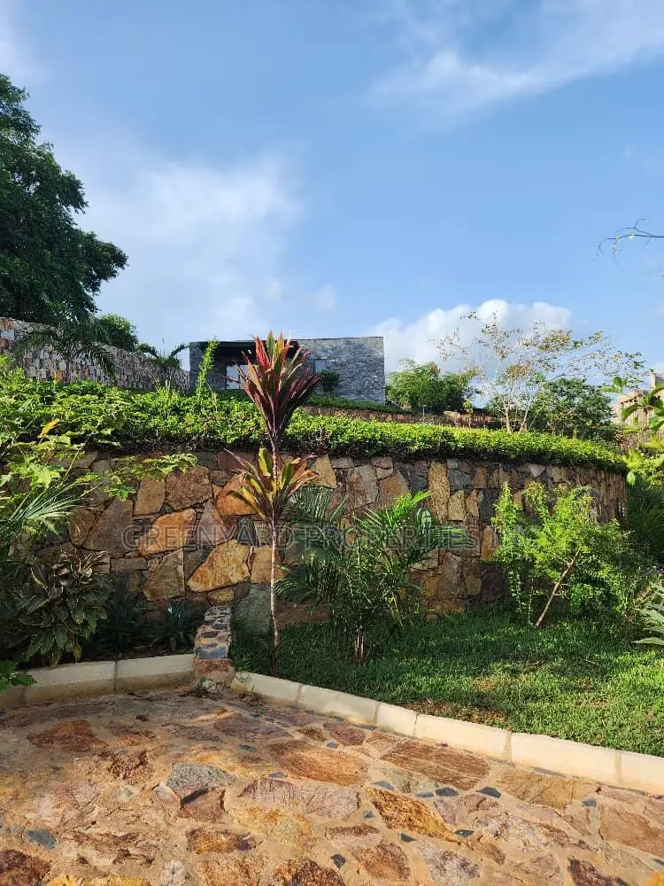 Furnished 8bdrm Mansion in Mountains, Aburi for sale