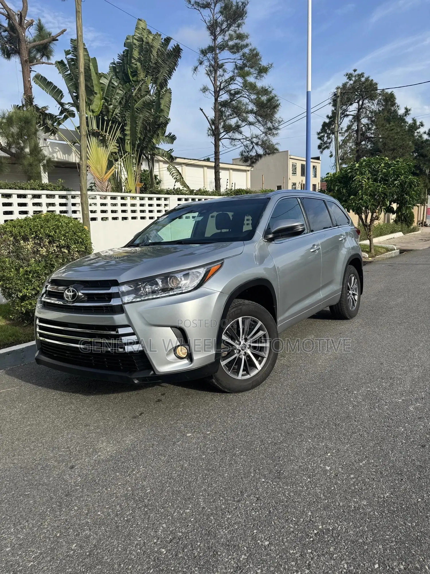 Toyota Highlander XLE 4x4 V6 (3.5L 6cyl 8A) 2018 Silver
