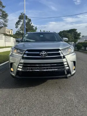 Toyota Highlander XLE 4x4 V6 (3.5L 6cyl 8A) 2018 Silver