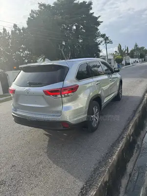 Toyota Highlander XLE 4x4 V6 (3.5L 6cyl 8A) 2018 Silver