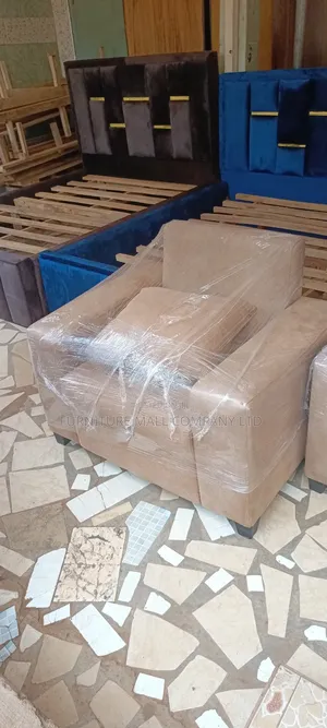 Solid Single Chair Available As Seen😍💯💕🙏🏼. Free Delivry