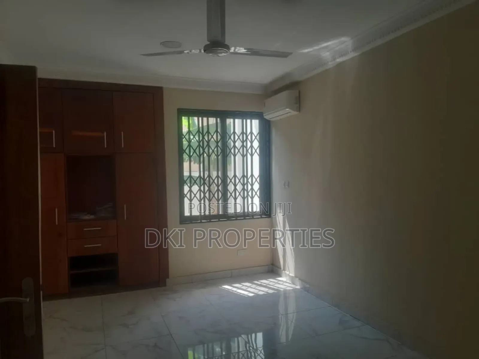8bdrm House in Dki Properties, Community 25 for sale