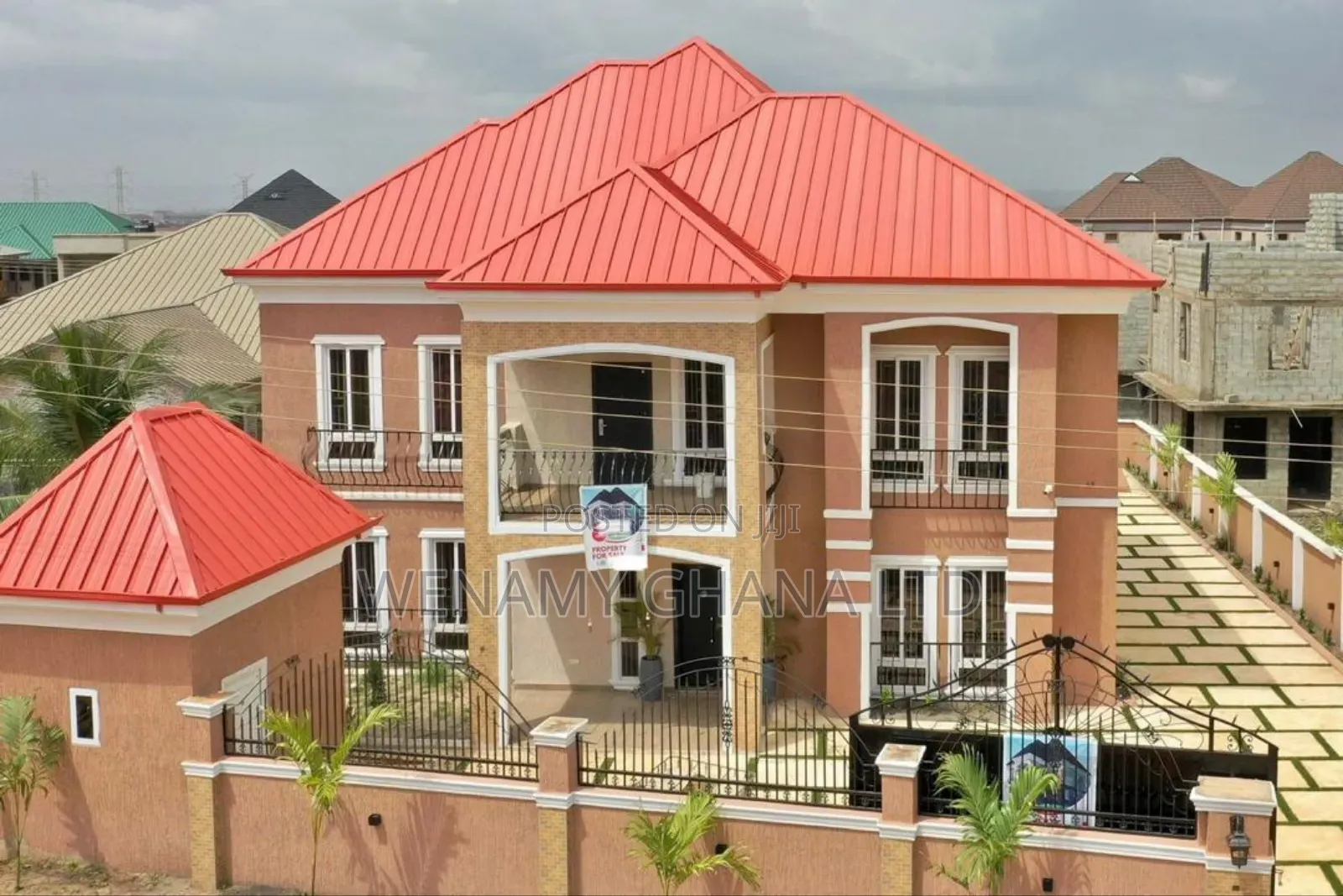 5bdrm House in Community 25, Tema Metropolitan for sale