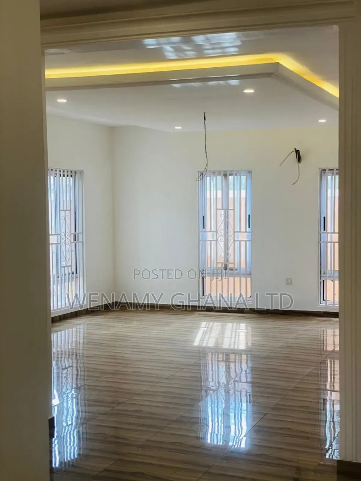 5bdrm House in Community 25, Tema Metropolitan for sale