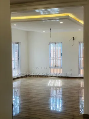 5bdrm House in Community 25, Tema Metropolitan for sale