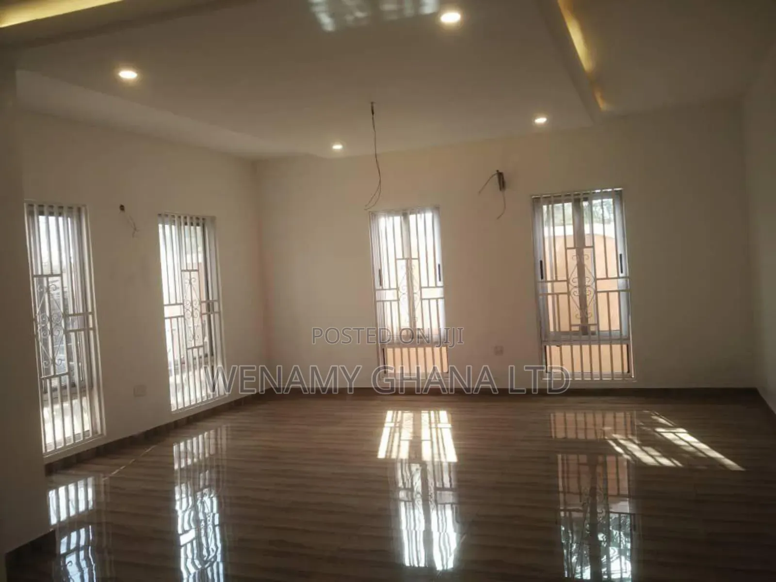 5bdrm House in Community 25, Tema Metropolitan for sale