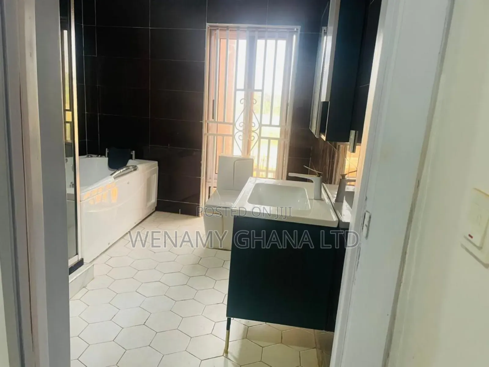 5bdrm House in Community 25, Tema Metropolitan for sale