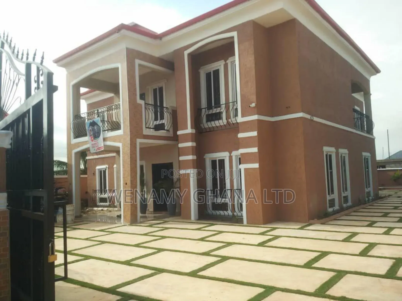 5bdrm House in Community 25, Tema Metropolitan for sale