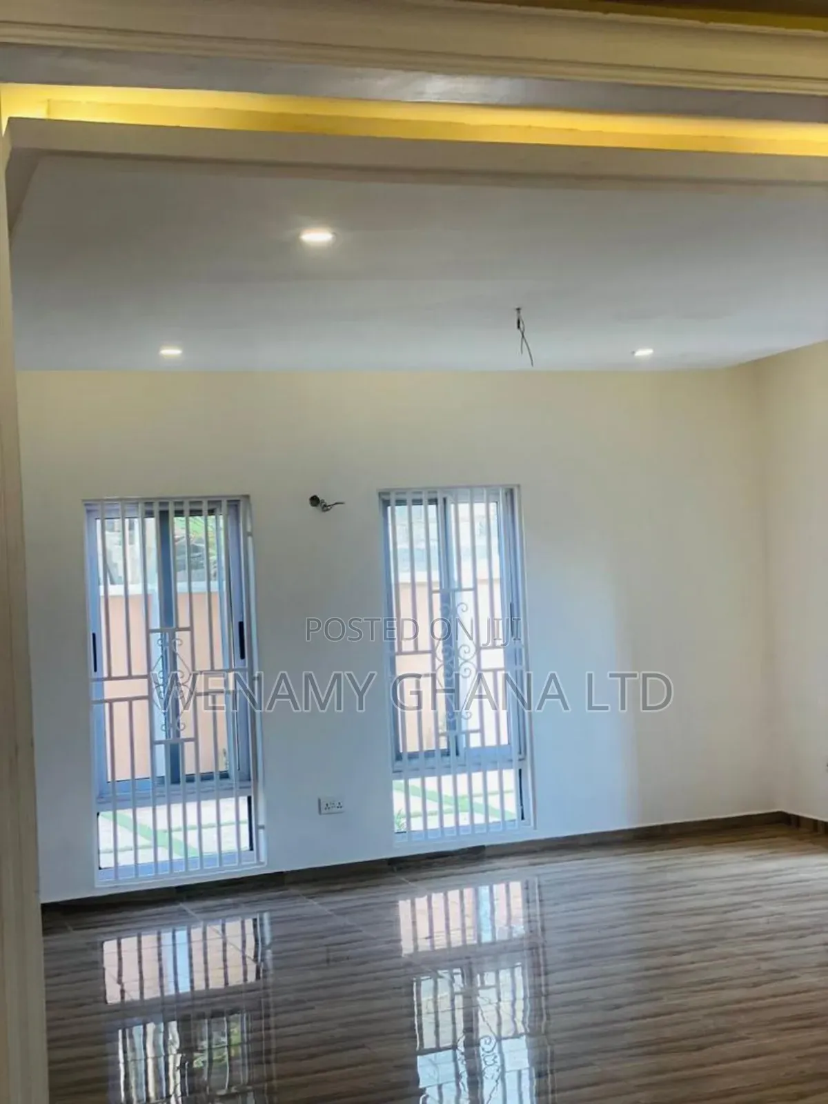 5bdrm House in Community 25, Tema Metropolitan for sale