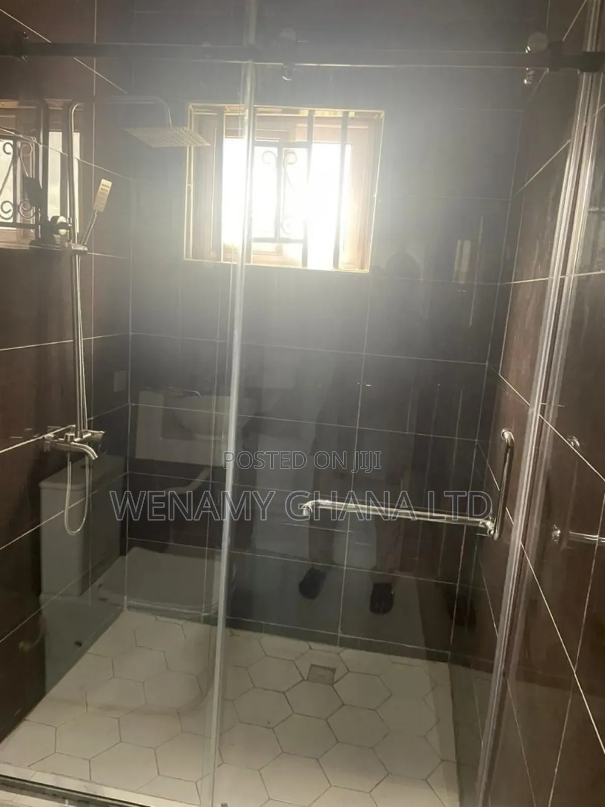 5bdrm House in Community 25, Tema Metropolitan for sale
