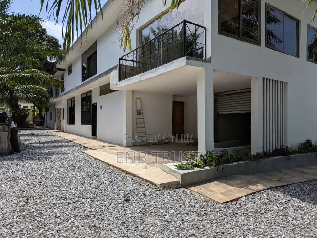 8 Bedrms on 1 Acre of Land Rent at Cantonments