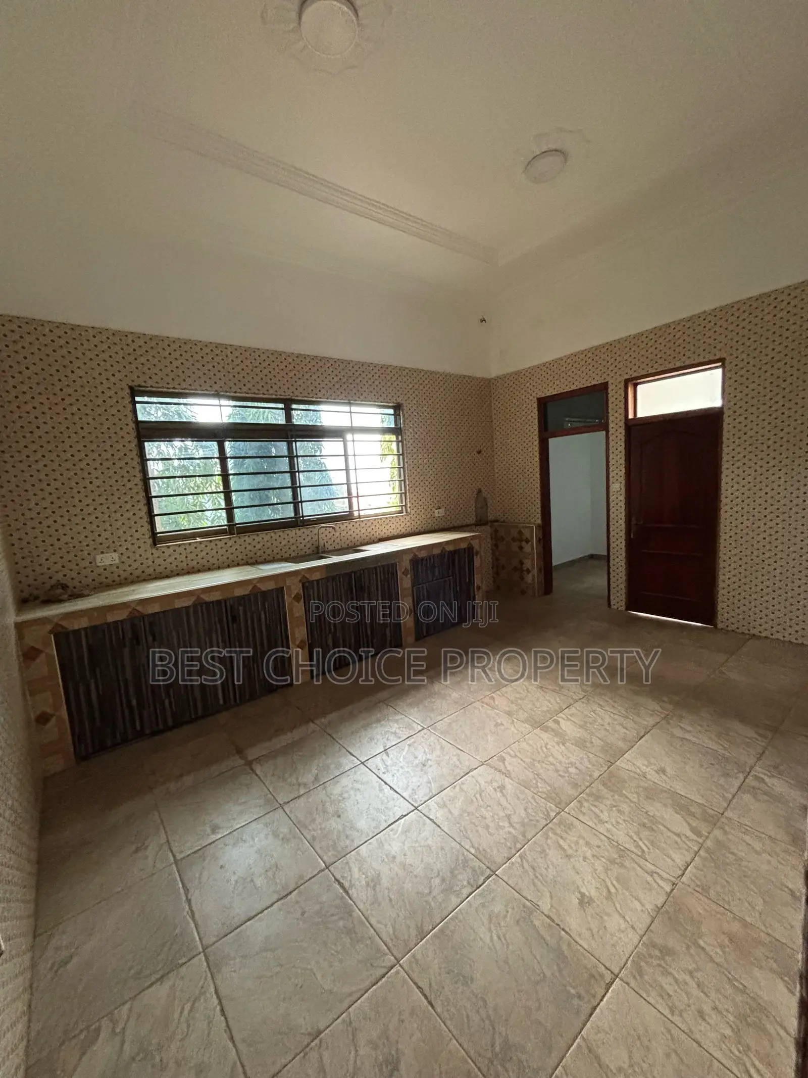4bdrm Apartment in Adenta Ashiyie for rent