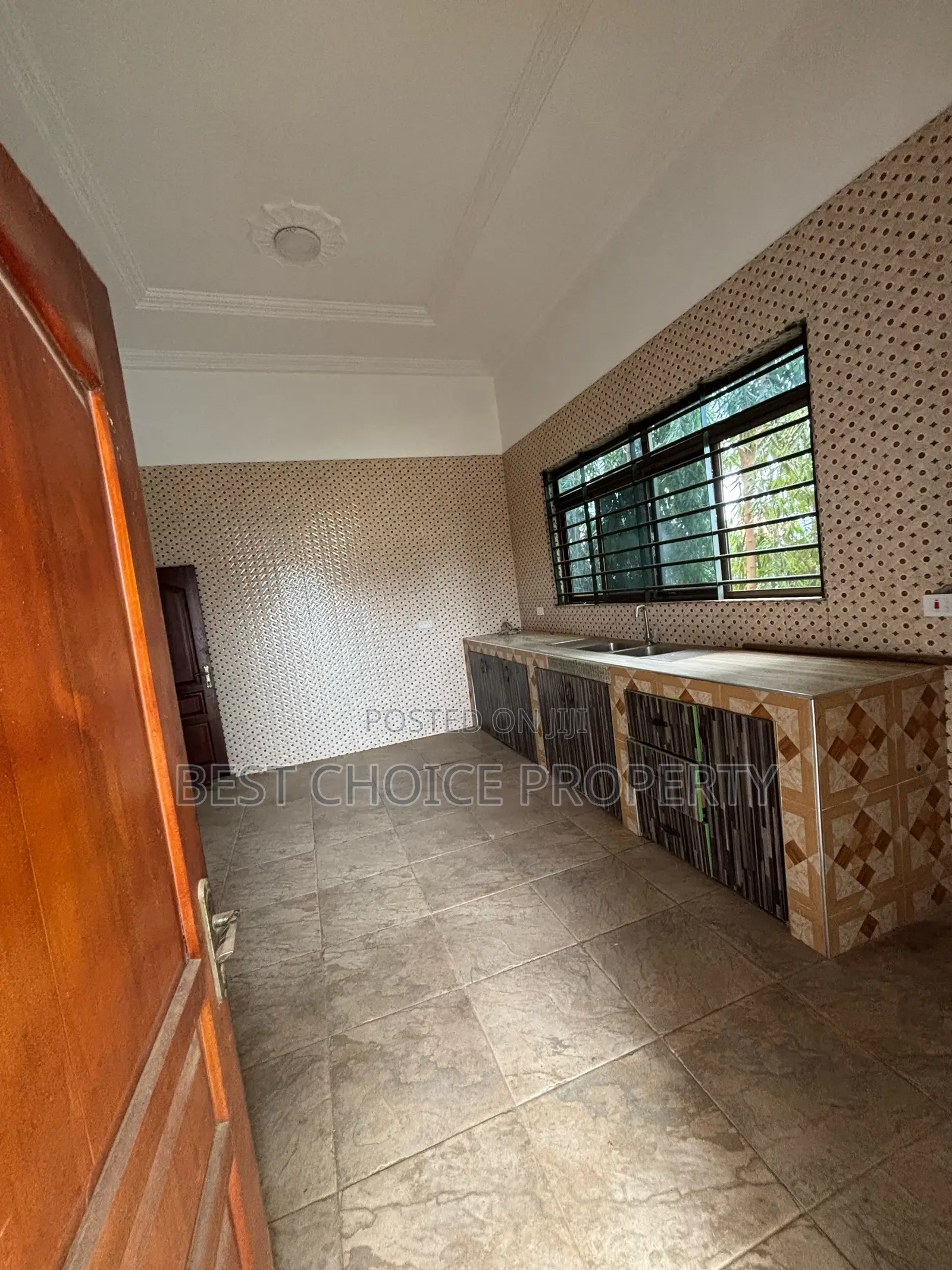 4bdrm Apartment in Adenta Ashiyie for rent