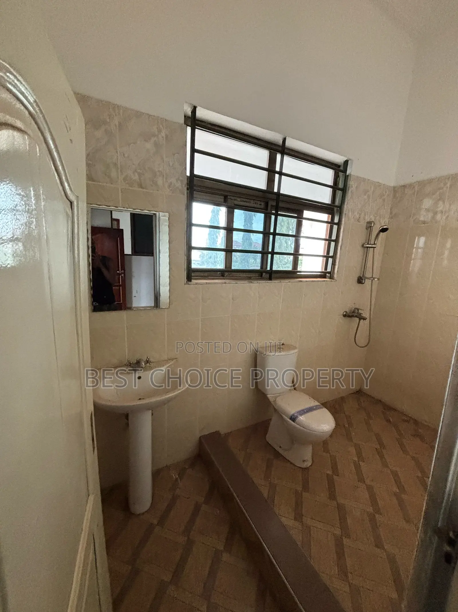 4bdrm Apartment in Adenta Ashiyie for rent