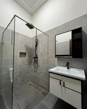 4bdrm House in Lakeside, Ashaley Botwe for sale