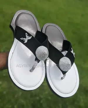 Black and White Ahenema Slipper