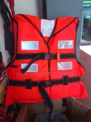 Life Jacket For Adults With Reflectors And Whistles.
