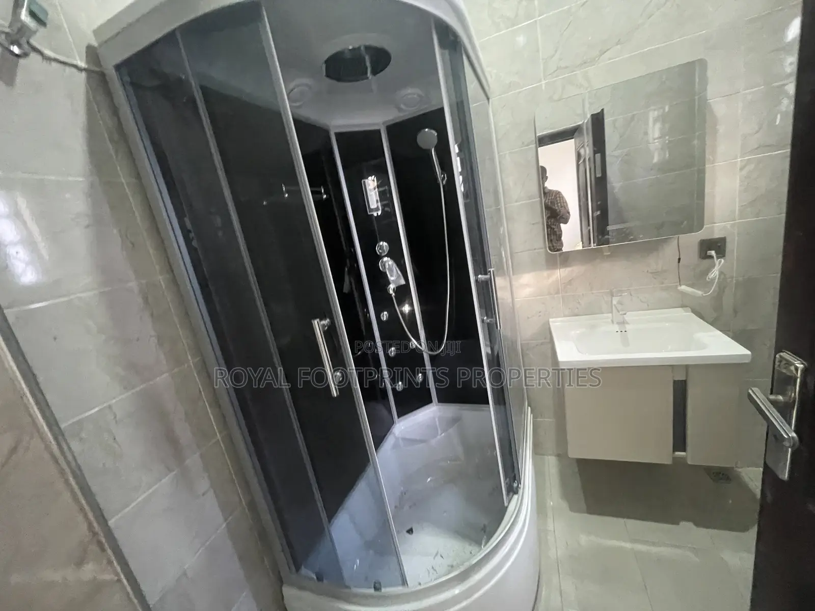 7bdrm Mansion in Luxelooks Properties, East Legon for sale