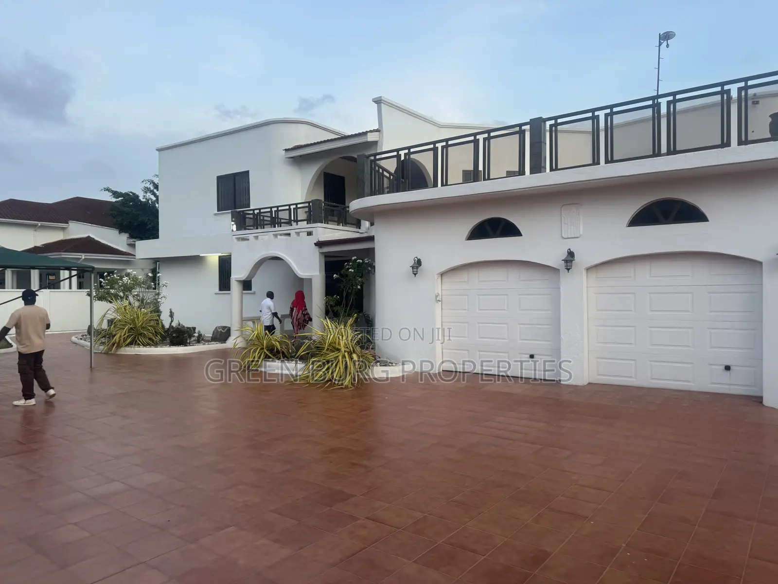 6bdrm Mansion in Green, East Legon for sale