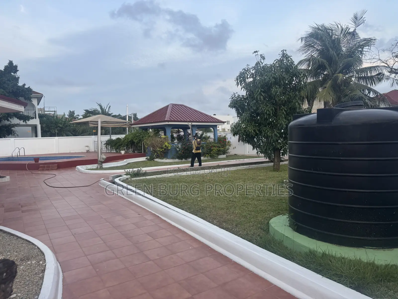 6bdrm Mansion in Green, East Legon for sale