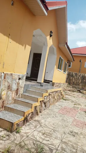 3bdrm House in Self Compound, Oyarifa for rent