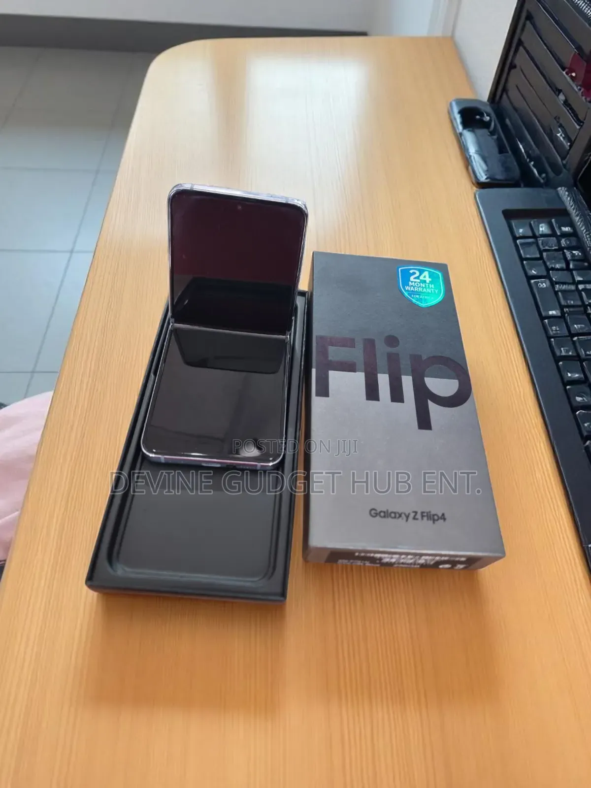 New Samsung Galaxy Z Flip4 256 GB Gold