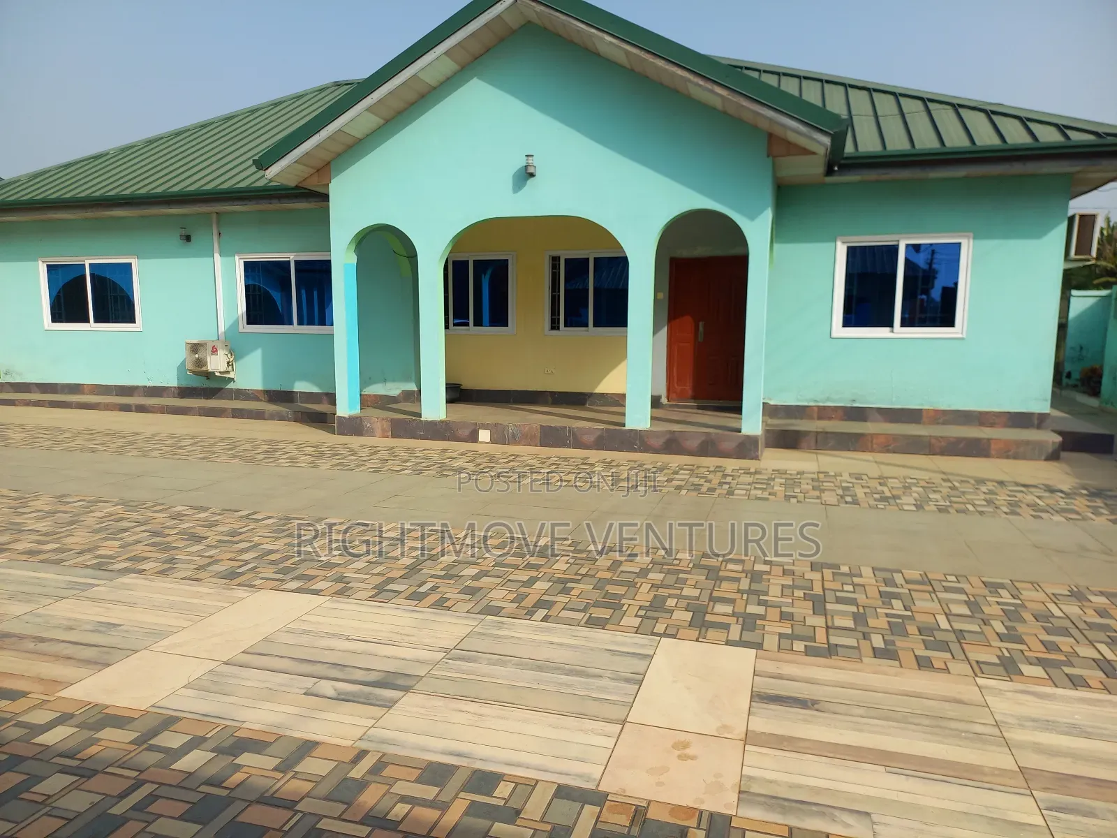 Fully Furnished 4 Master Bedrooms Apartment at Apowa