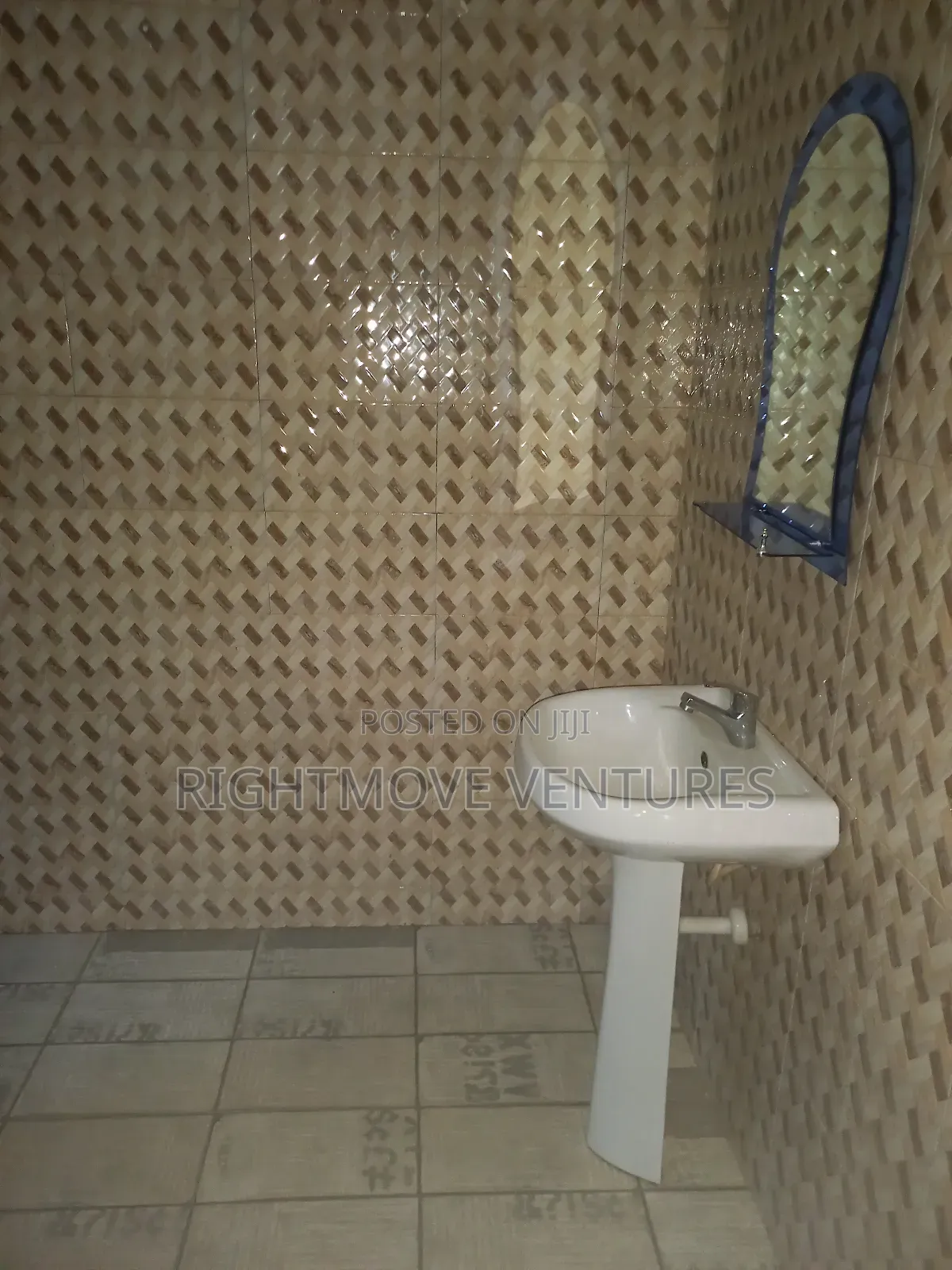 Fully Furnished 4 Master Bedrooms Apartment at Apowa