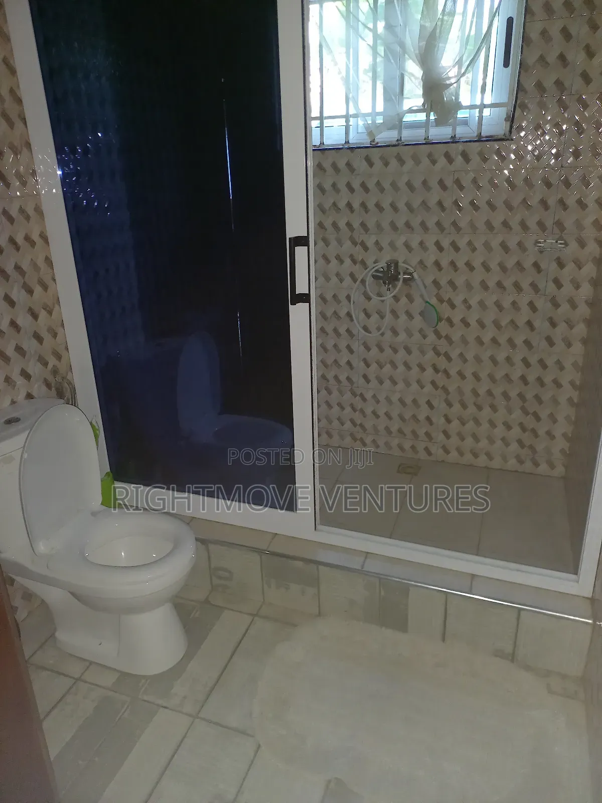 Fully Furnished 4 Master Bedrooms Apartment at Apowa