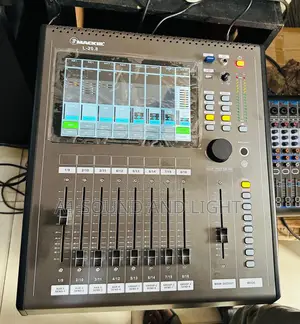 Mackie 16-channels Digital Mixer Console