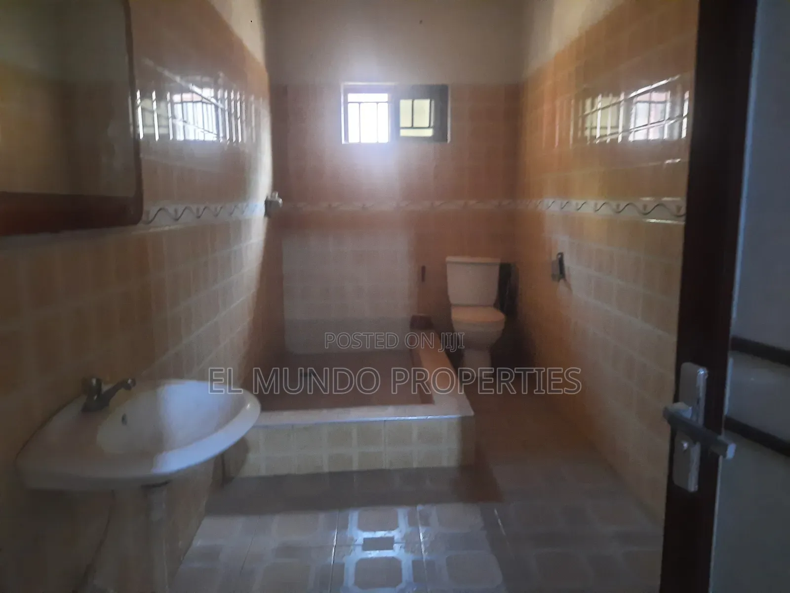 5bdrm House in Kotwi Nkoranza, Kumasi Metropolitan for sale