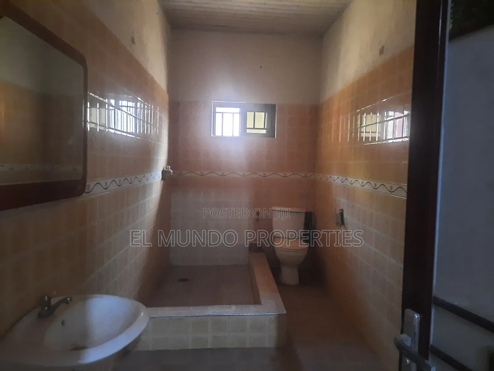 5bdrm House in Kotwi Nkoranza, Kumasi Metropolitan for sale