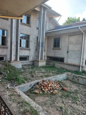 8bdrm Mansion in East Airport, Spintex for sale