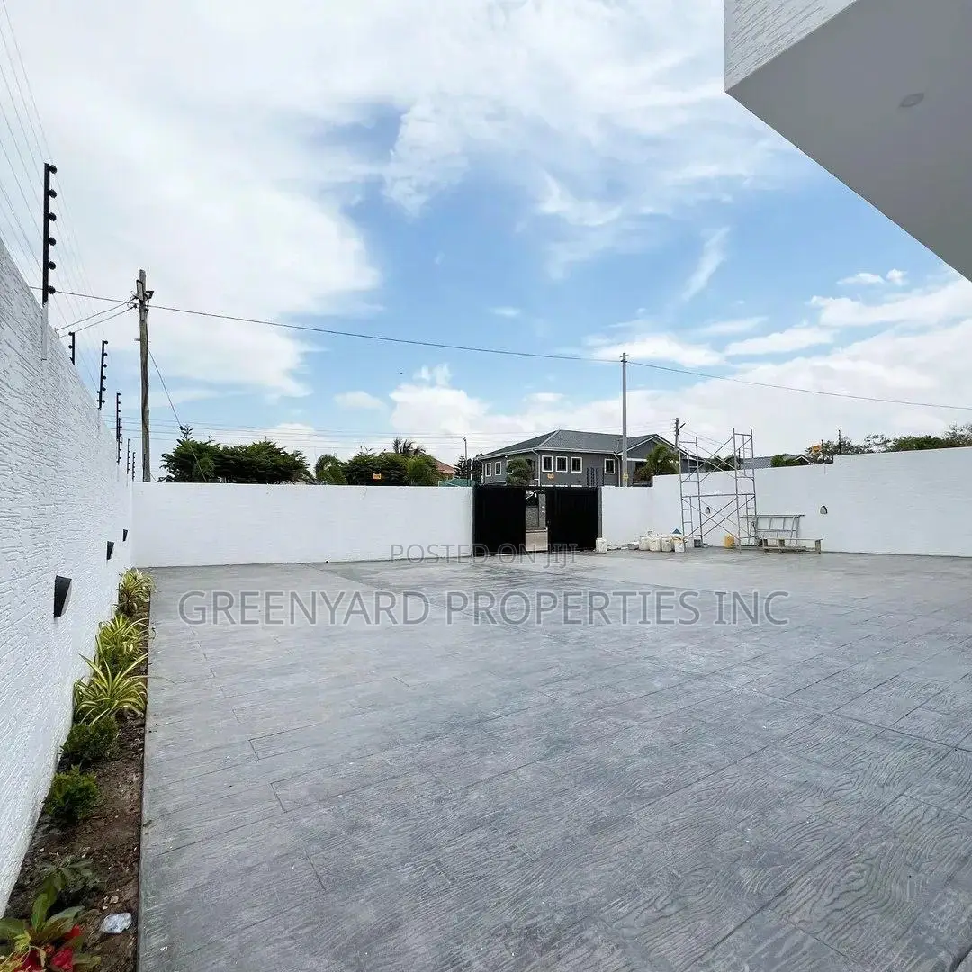 5bdrm House in Sakumono for sale