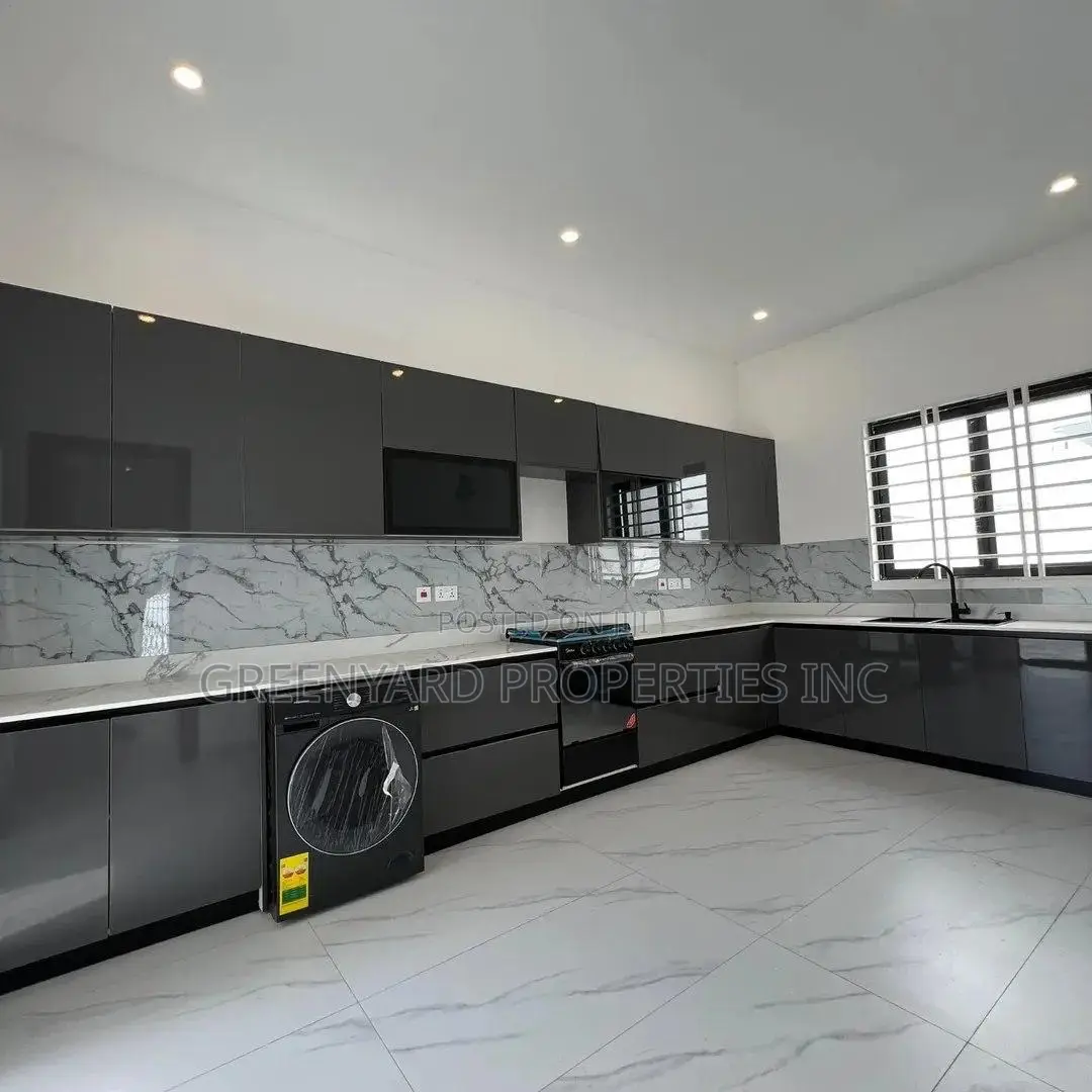 5bdrm House in Sakumono for sale