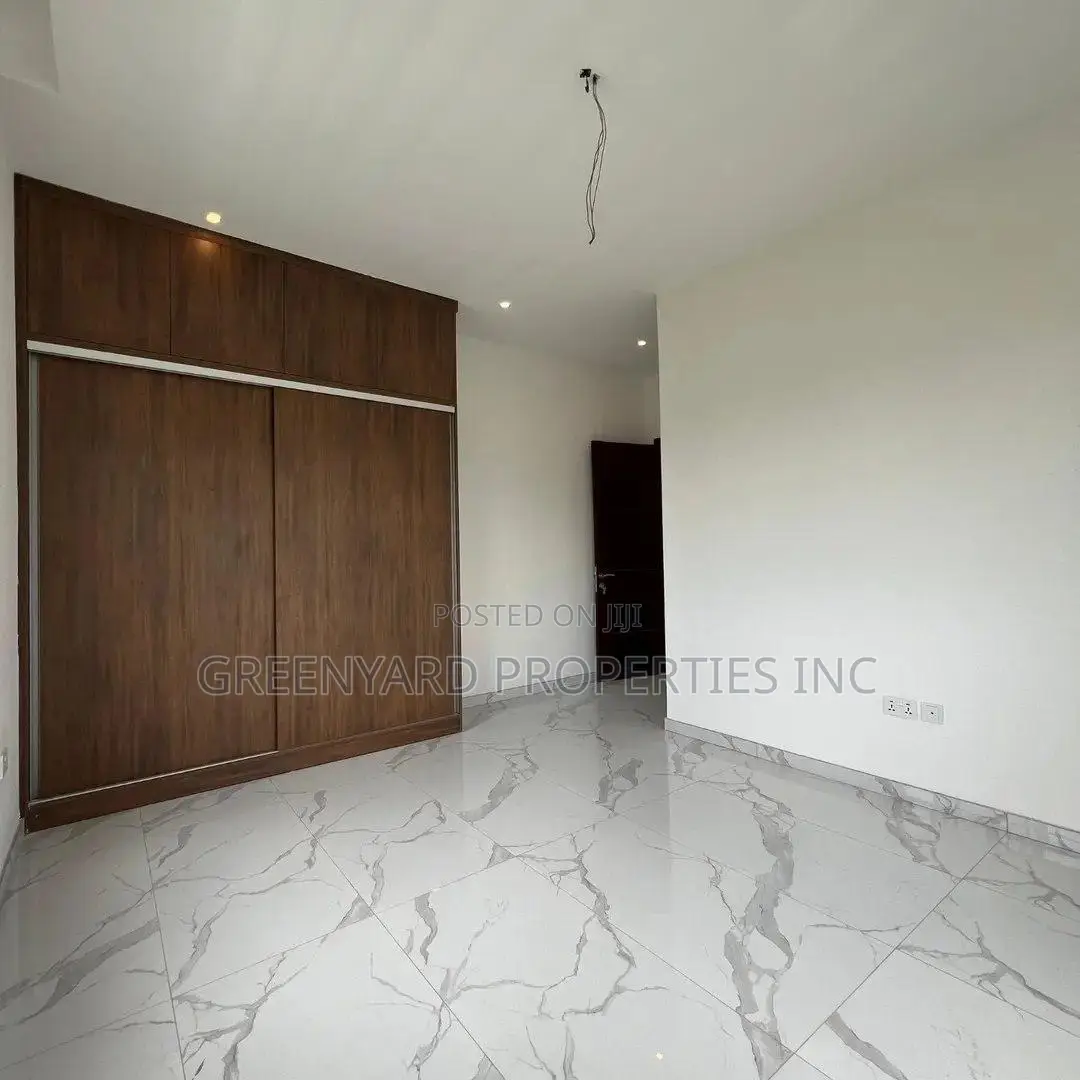 5bdrm House in Sakumono for sale