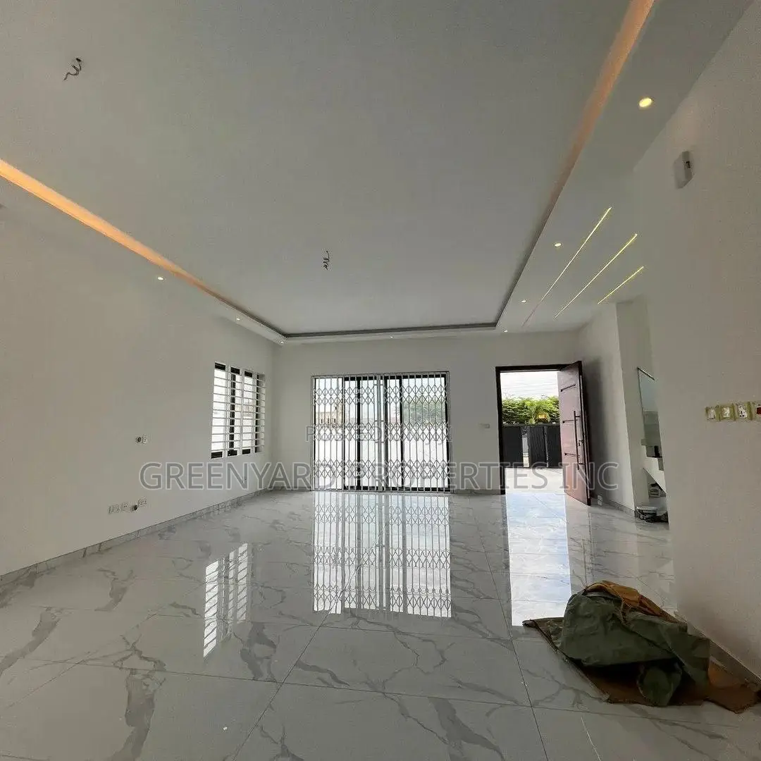 5bdrm House in Sakumono for sale