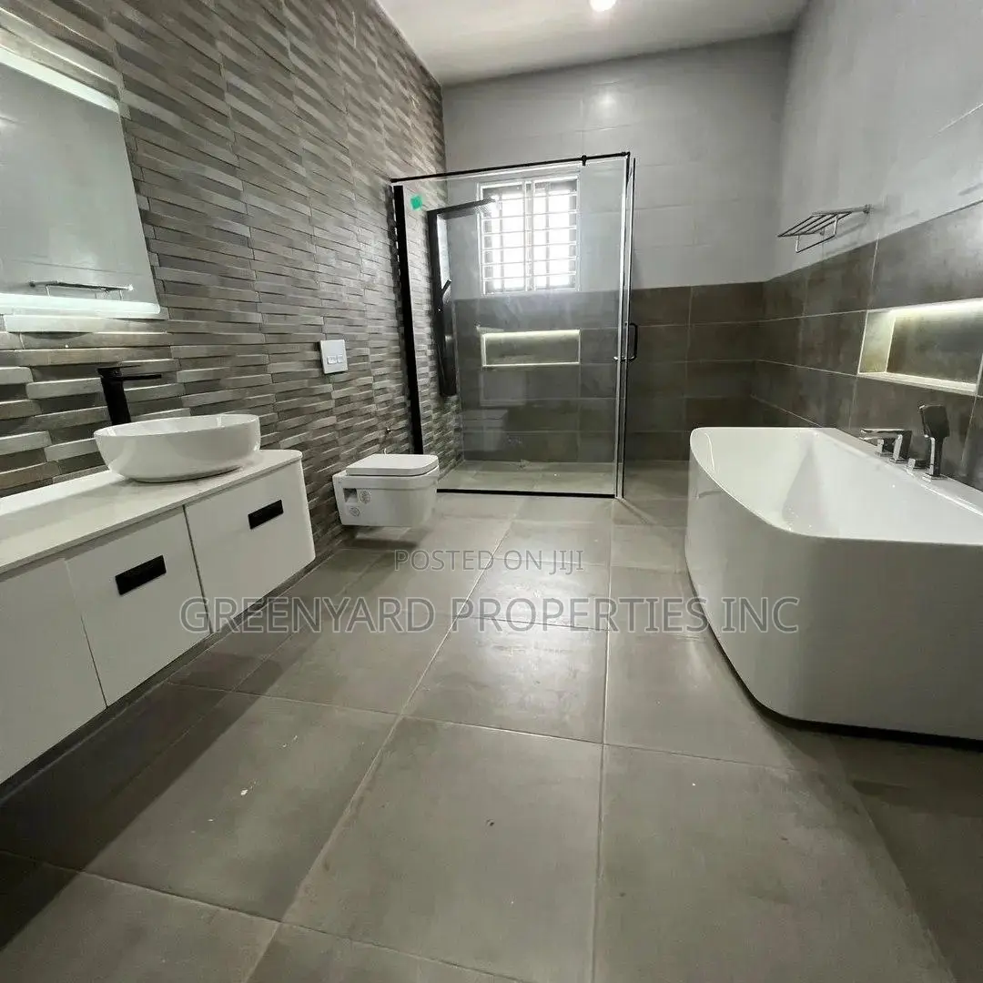 5bdrm House in Sakumono for sale
