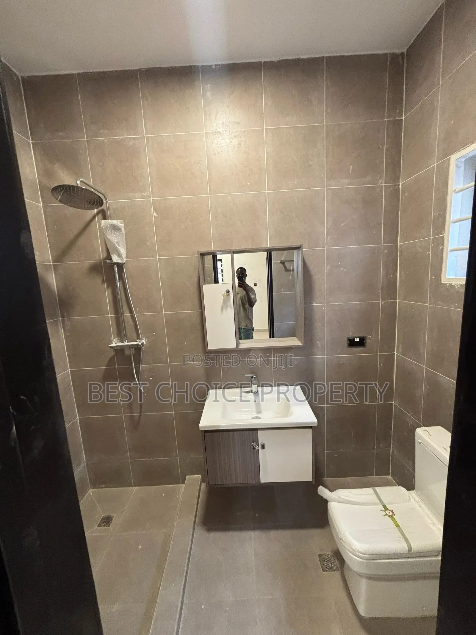 4bdrm Duplex in Lakeside Community 8, Ashaley Botwe for Sale