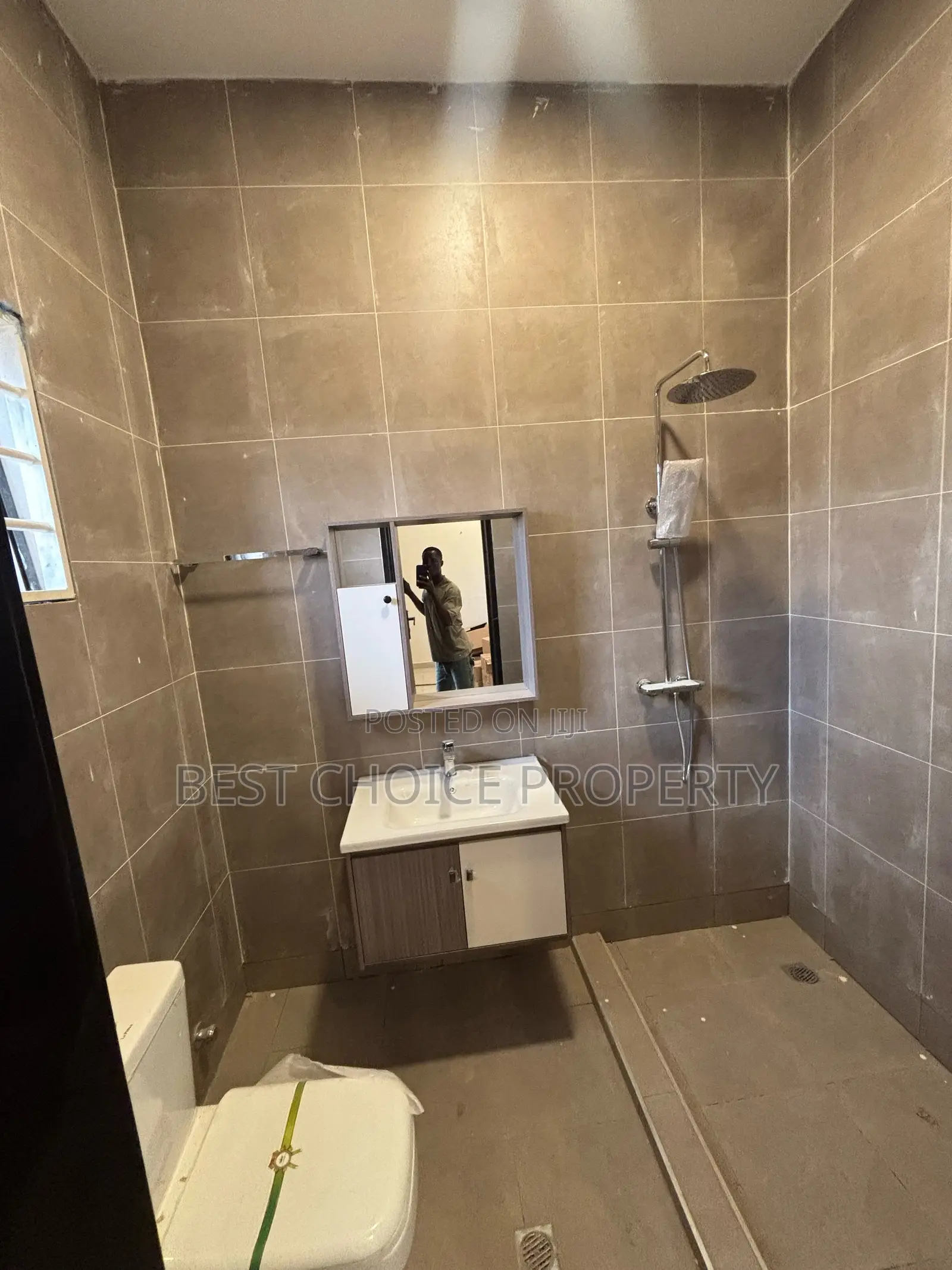 4bdrm Duplex in Lakeside Community 8, Ashaley Botwe for Sale