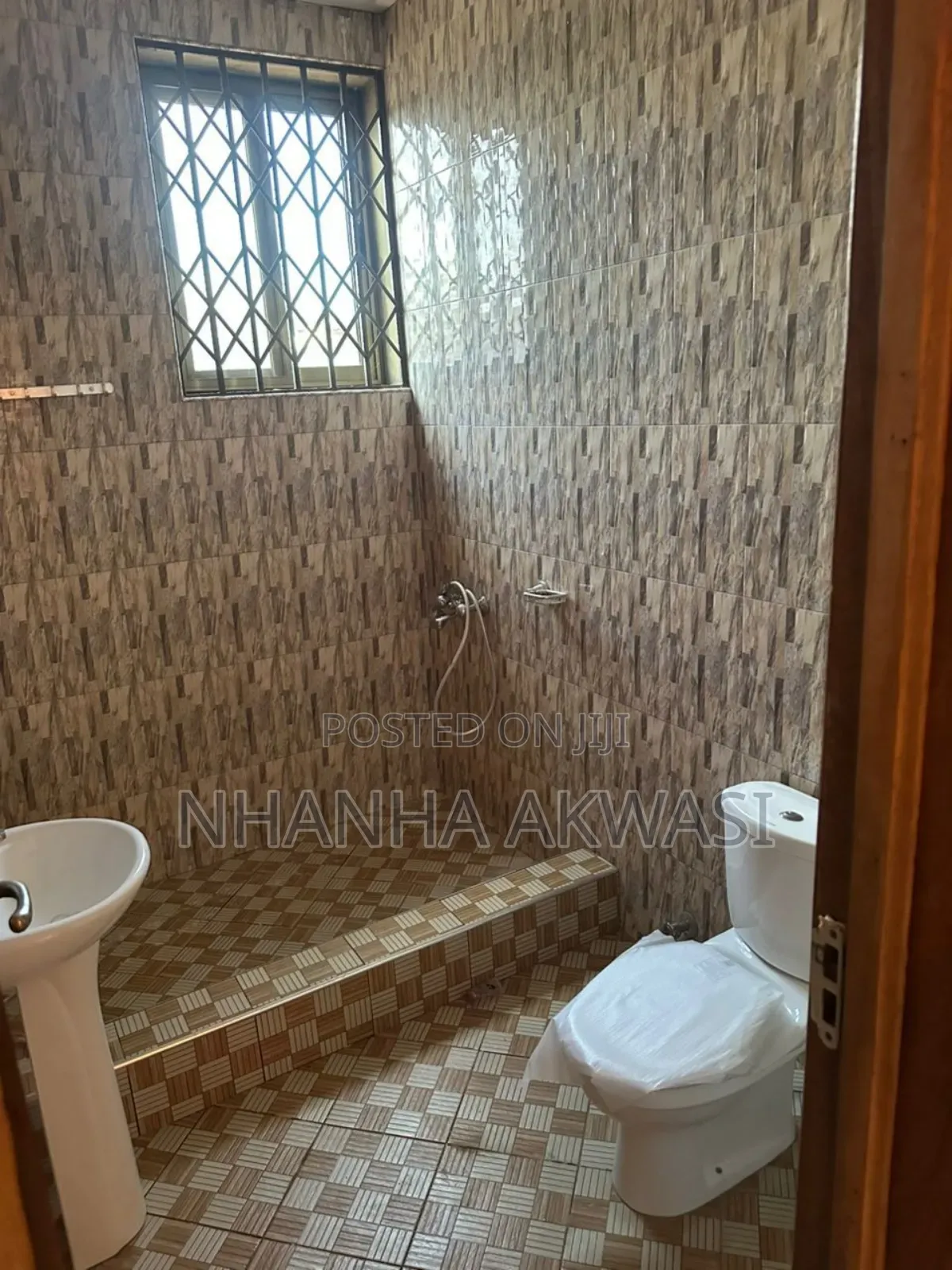 4bdrm House in Community 16, Tema Metropolitan for rent